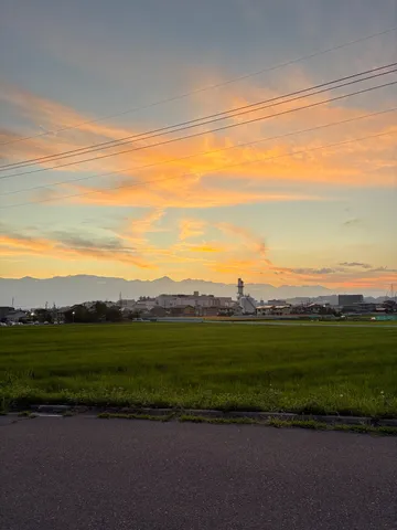茜色の空と田園のコントラスト