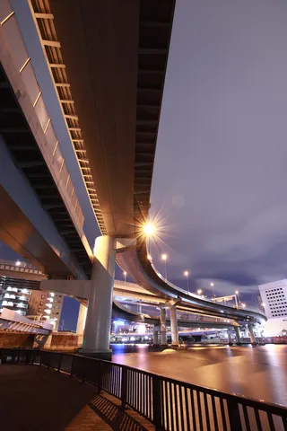 夜の高架が紡ぐ光の流れ