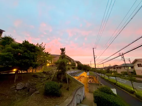 夕暮れの空に浮かぶ街灯
