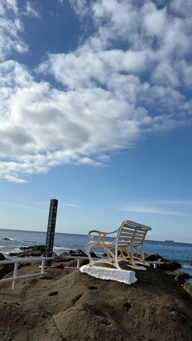 海風を感じる白いベンチ