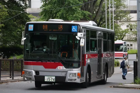 回送バスと歩く人