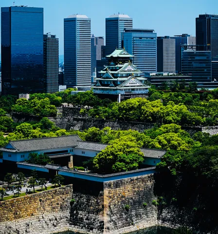 都心に浮かぶ城の影