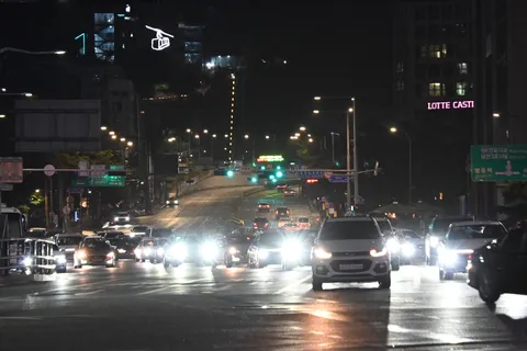 夜の国道、光の奔流