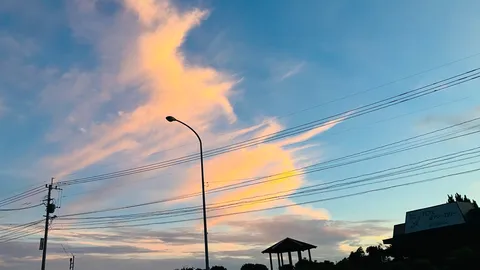 夕焼け空と電線、静かな時間