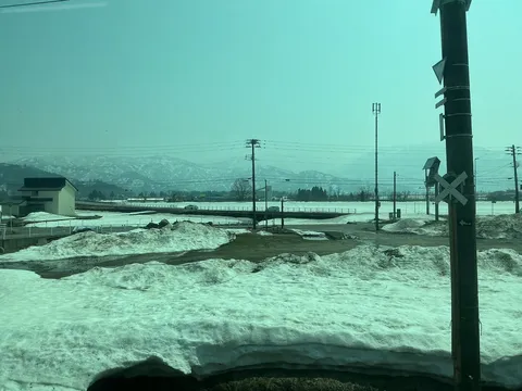 冬の静かな踏切風景