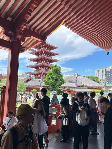 朱色の楼閣を望む賑わい