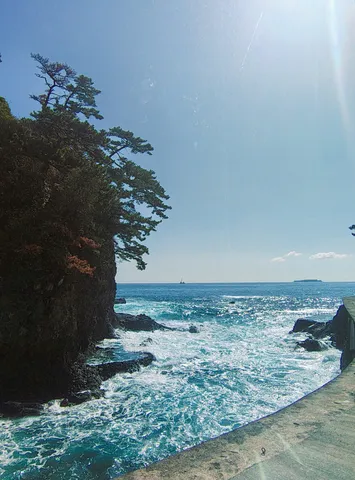 荒波が刻む、青い海の断章