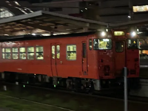 夜の駅を走り抜ける赤い列車