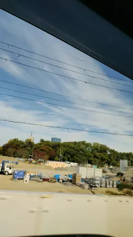 工事現場と青い空、電線