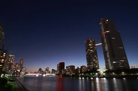 夜景と水辺の静かな刻