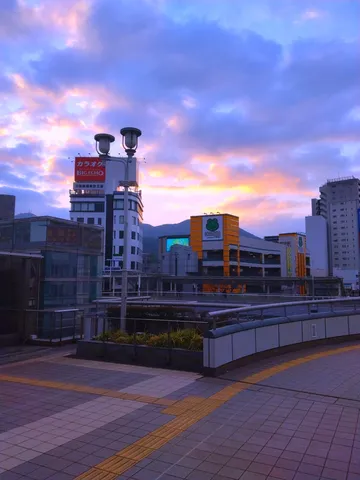 夕暮れの都会の縁取り