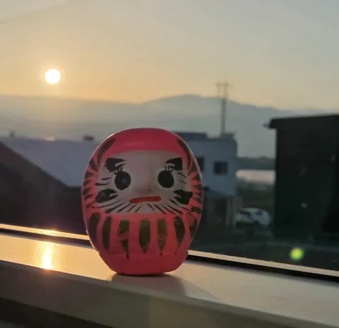 日の出とダルマさんの真顔