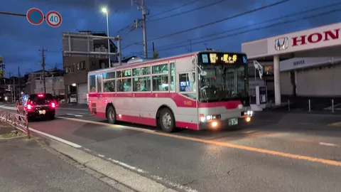 夜の街を走るバス