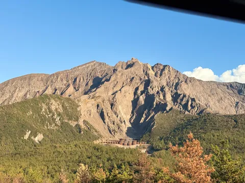 雄大な山の麓に佇む建造物