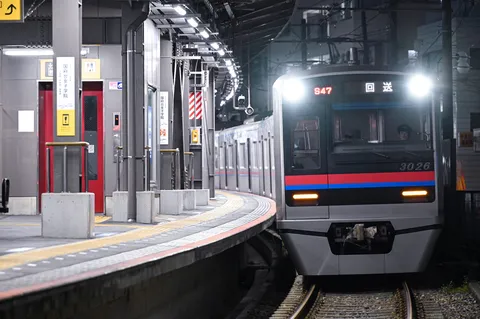 深夜の駅、静かに佇む列車