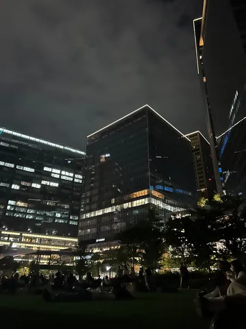 夜景と星空、都会のオアシス
