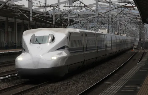 駅で捉えた新幹線の雄姿