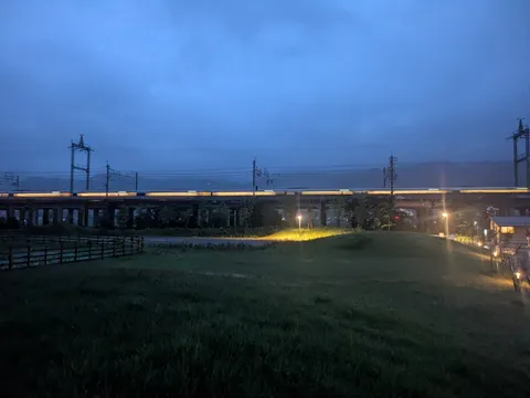 夜汽車、線路、そして灯り