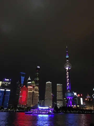 夜景に輝く未来都市