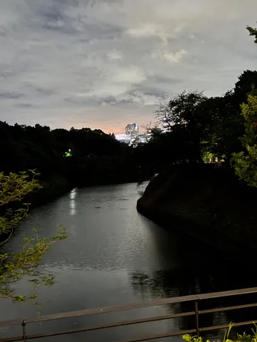 都会の夜景と静かな水面