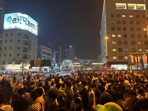 ネオン輝く、人の波