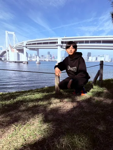 青空と水辺、都会を繋ぐ橋