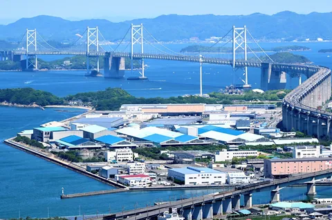 海と街をつなぐ雄大な橋