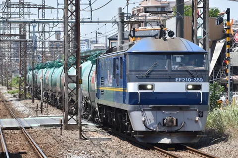 青い機関車と緑のタンク車