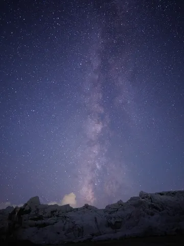 満天の星空と岩肌のコントラスト