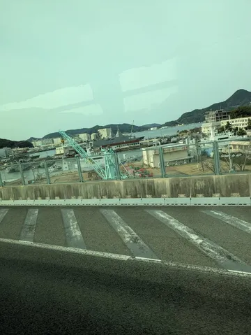 港湾のクレーンと青い空