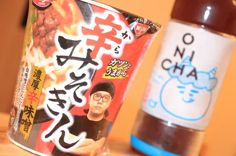 辛味噌ラーメンと気になるボトル