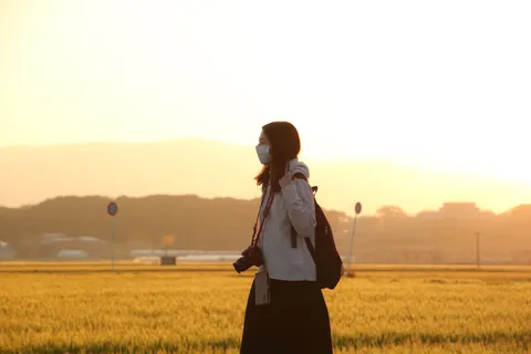 夕暮れを歩く光景