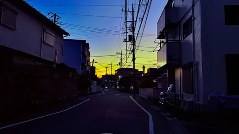 夕暮れ路地の電線風景