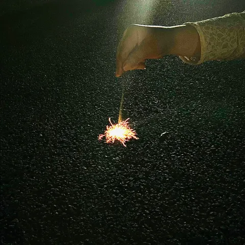夜空に舞う火花