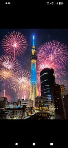 夜空に咲く光の華、タワーも祝福！