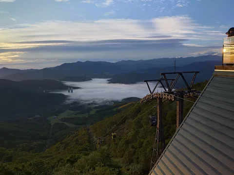 雲海とロープウェイ、幻想的な山景