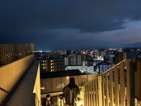 都会の夜景と階段