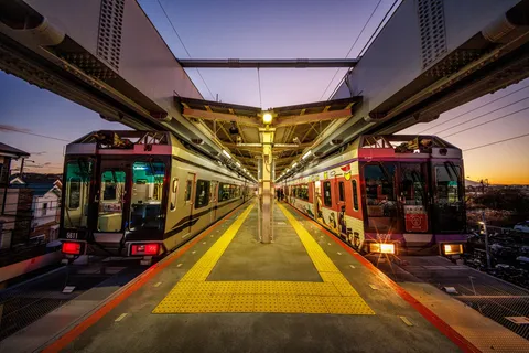 夕暮れに佇む二つの車両