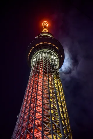 夜空に輝く鮮やかな塔