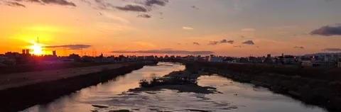 夕暮れの街と川面の静寂