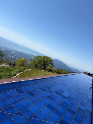 空と青い水面、絶景のコントラスト