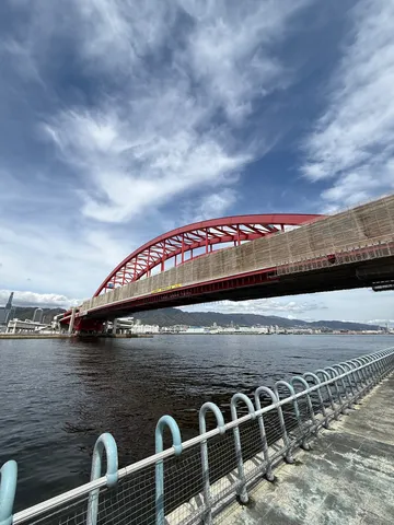 赤き大橋と青き空