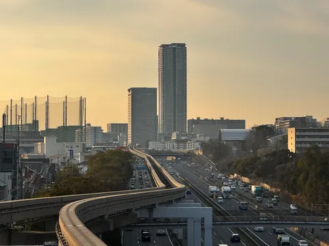高架と車が織りなす都市風景