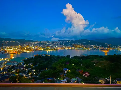 青に染まる湾岸夜景