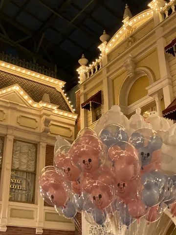 ミッキーバルーンとレトロな夜景