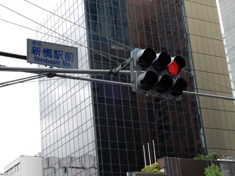 赤が灯る駅前