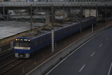 ひっそりと走る電車
