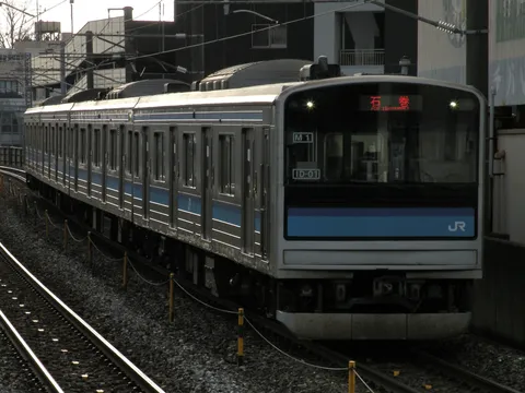 都会を駆け抜ける電車の夜景