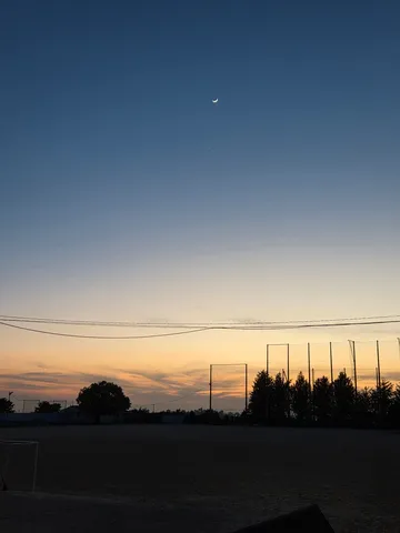 三日月と金星、夕暮れのグラデーション