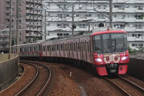 ピンクの列車と都会の風景